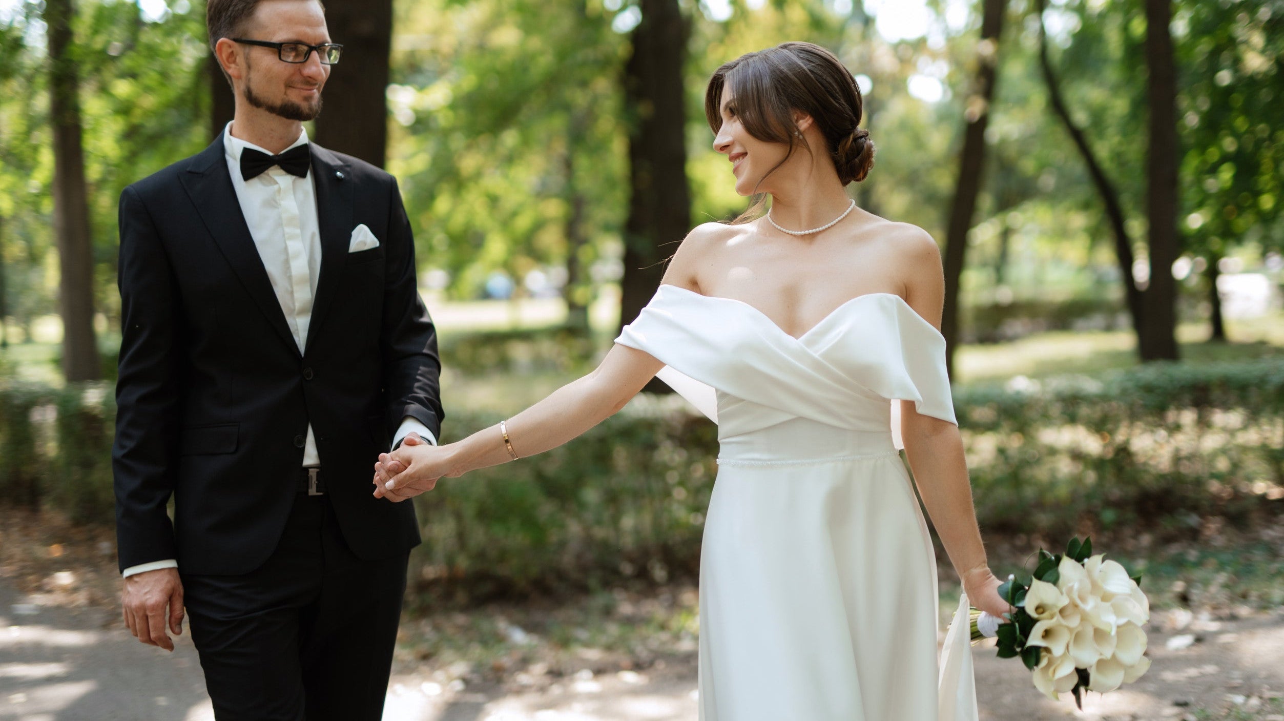 Un couple après un mariage civil