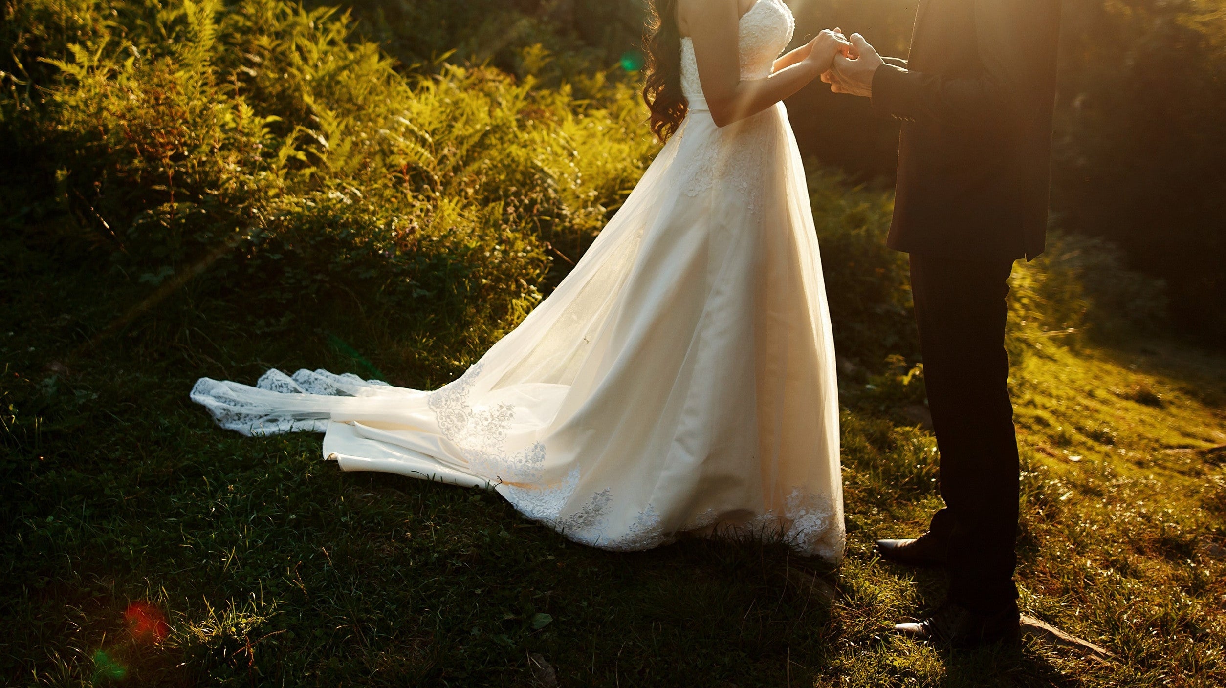 un couple marié en été