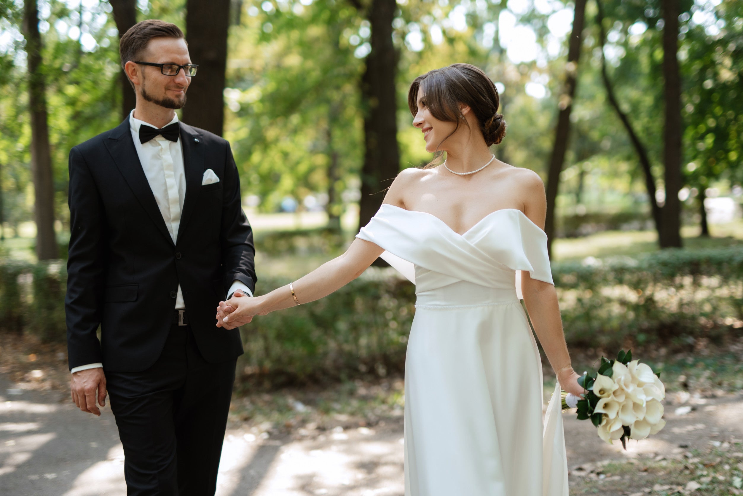 Un couple après un mariage civil