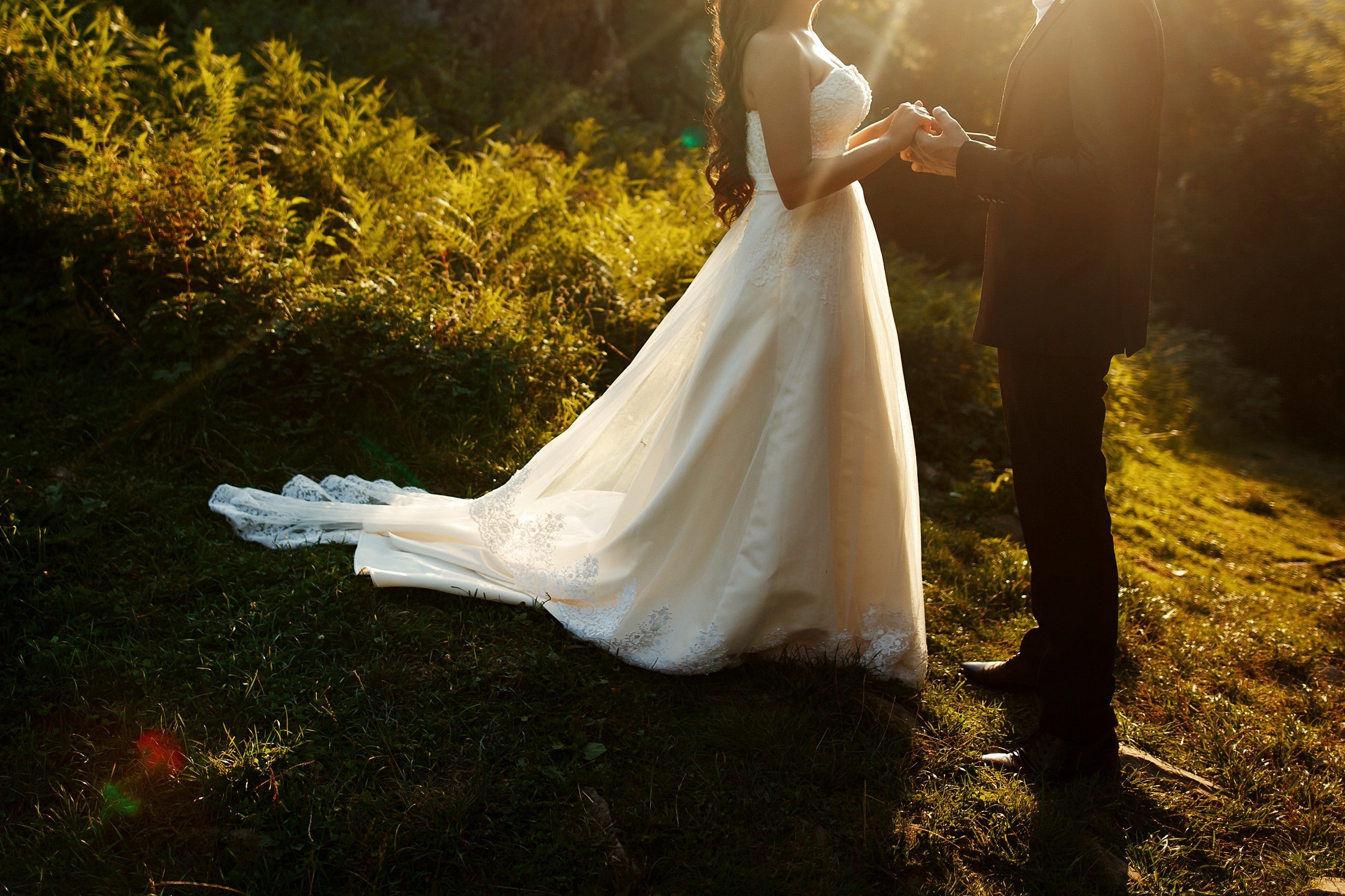 un couple marié en été