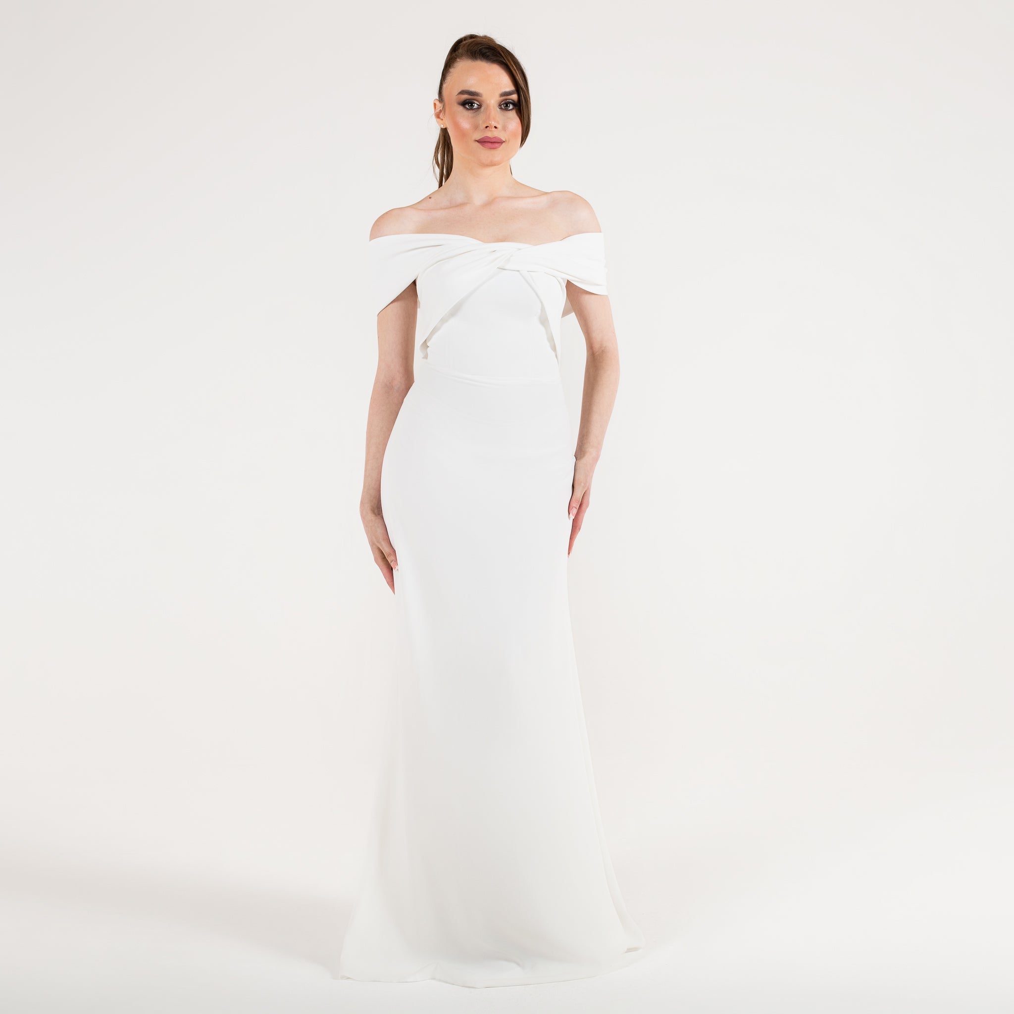 femme dans une robe de mariée